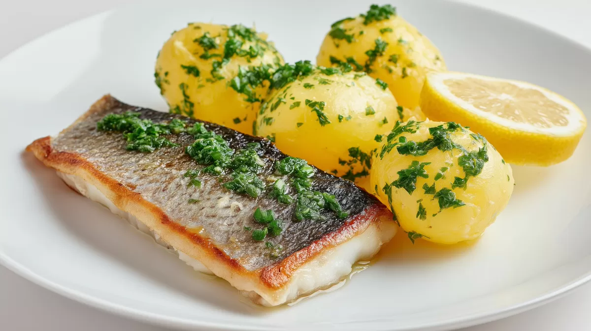 Zander mit Petersilienkartoffeln photorealist serviert