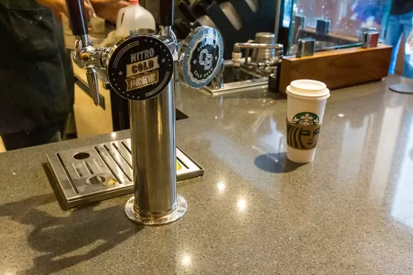Zapfanlage für Nitro Cold Brew und Cold Brew Kaffee bei Starbucks in Chicago