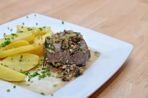 Zartes Rindersteak mit Thymian-Soße und Kartoffel-Wedges