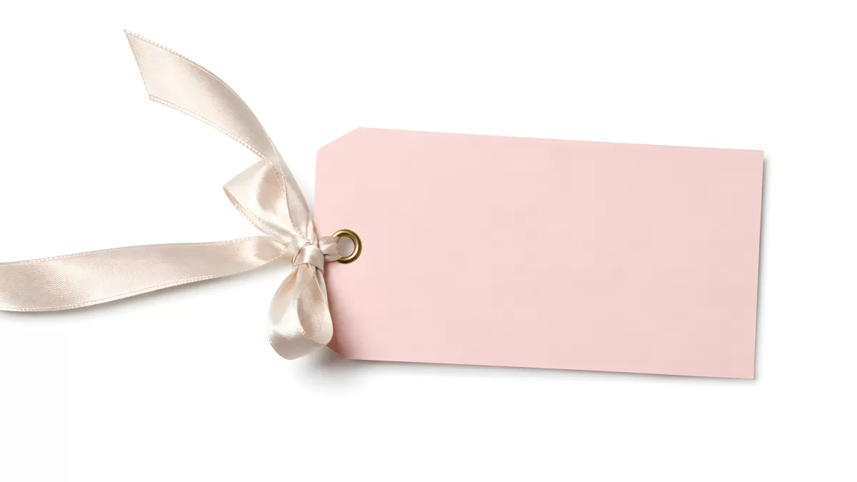 Zartrosa Geschenketikett mit cremefarbener Satinschleife