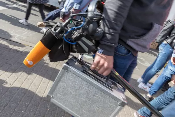 ZDF Fernsehteam mit orangem Mikrofon beim Klimastreik-Protesttag in Köln