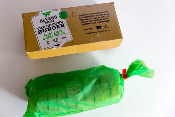 Zehn veganische glutenfreie Beyond Meat Burger-Pastetchen in grüner Packung