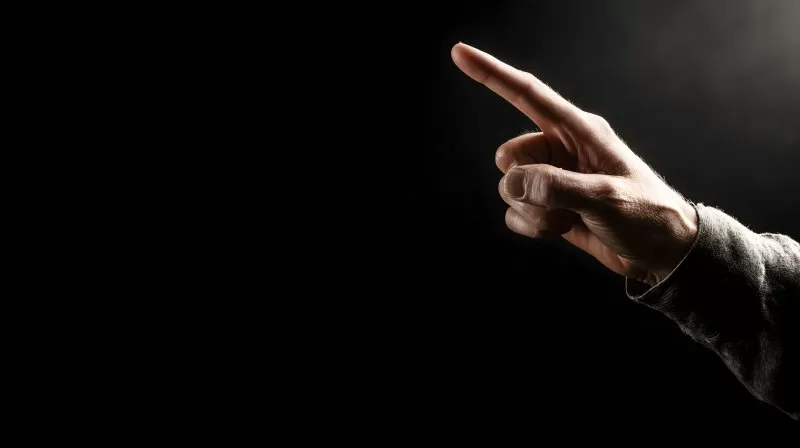 Zeigefinger nach oben auf schwarzem Hintergrund mit Licht