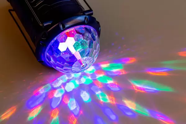 Zeit zu feiern mit Disco-Lichteffekten für zuhause und Events