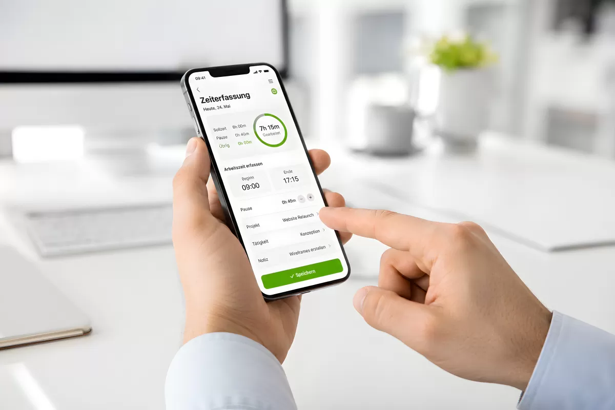 Zeiterfassungs-App auf dem Smartphone im Büro