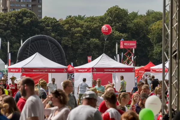 Zelte der verschiedenen Abteilungen von 1. FC Köln