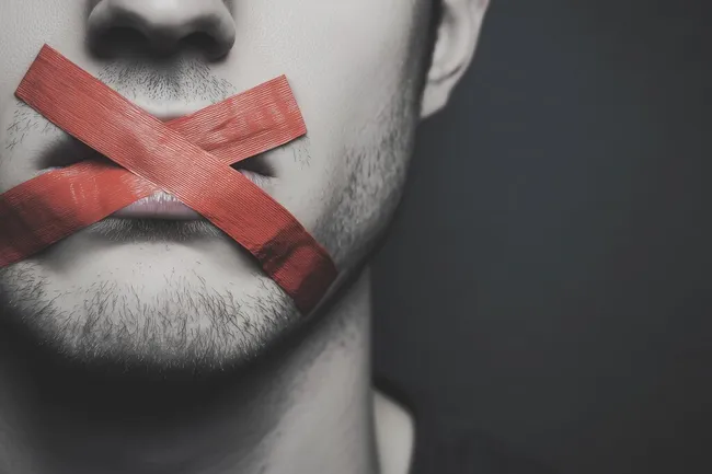 Zensur: Rot gekreuzter Mund symbolisiert Meinungsfreiheit