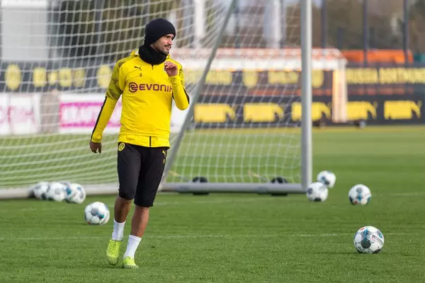 Zentraler Mittelfeldspieler Mahmoud Dahoud umgeben von Bällen auf dem Trainingsgelände