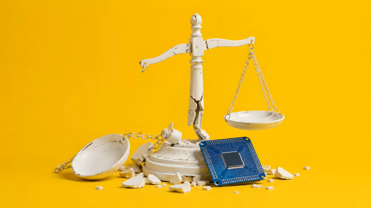 Zerbrochene Waage mit Computerchip auf gelbem Hintergrund