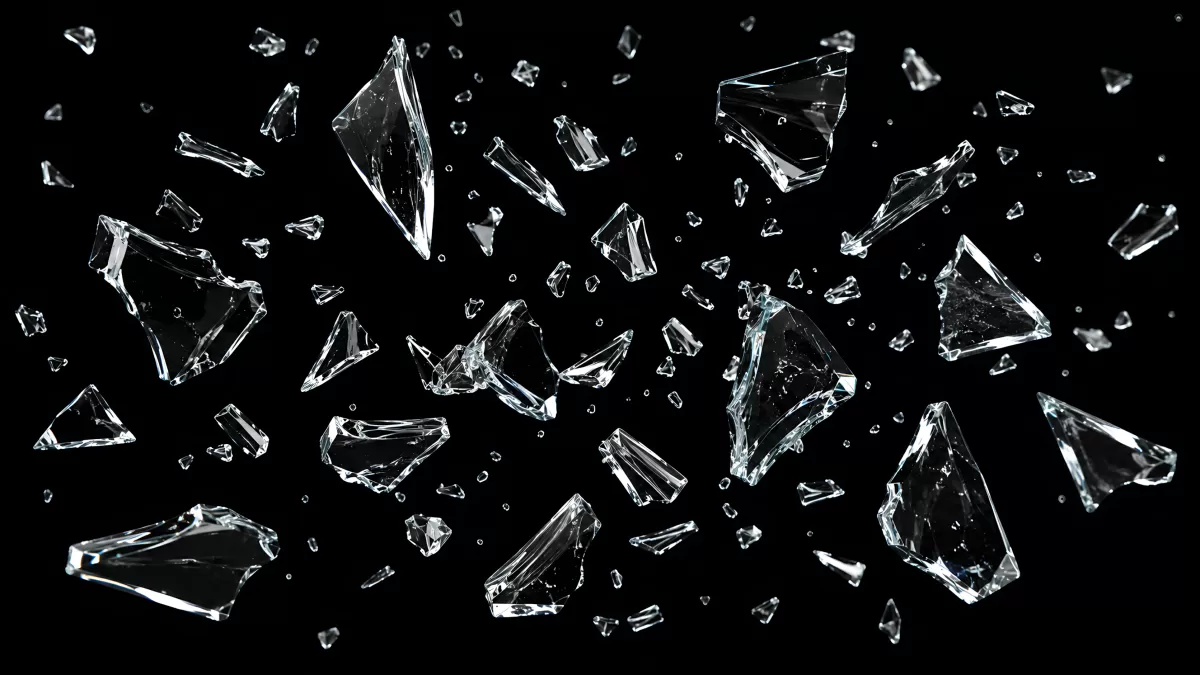 Zerbrochenes Glas fliegt durch schwarzen Hintergrund