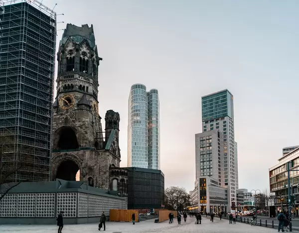 Zerfallene Kaiser Wilhelm Kirche neben Hochhäusern am Breitscheidplatz in Charlottenburg, Berlin