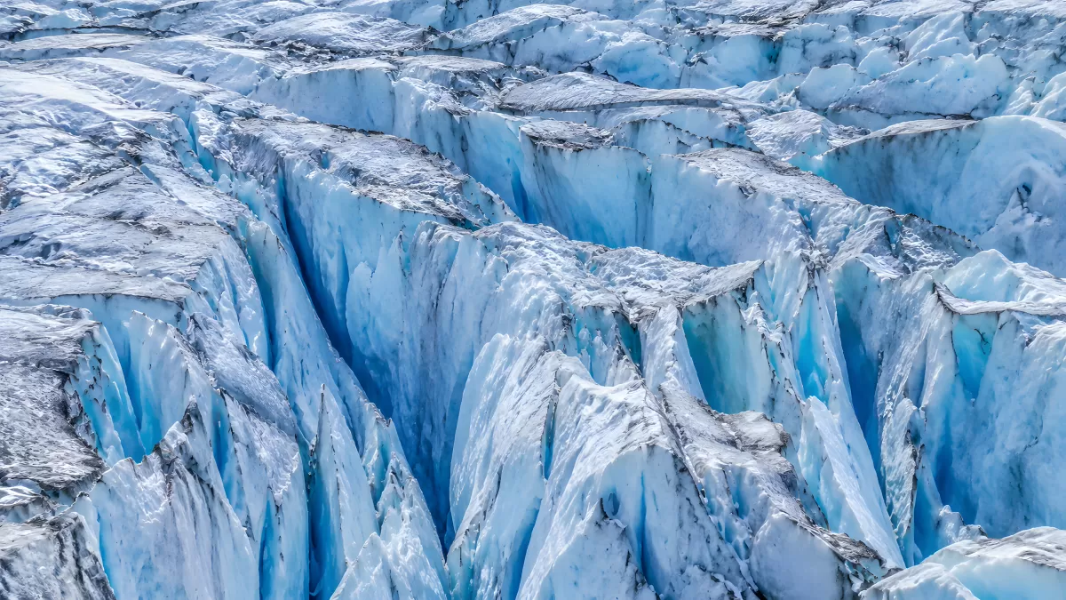 Zerklüftete Gletscherspalten in leuchtendem Eisblau
