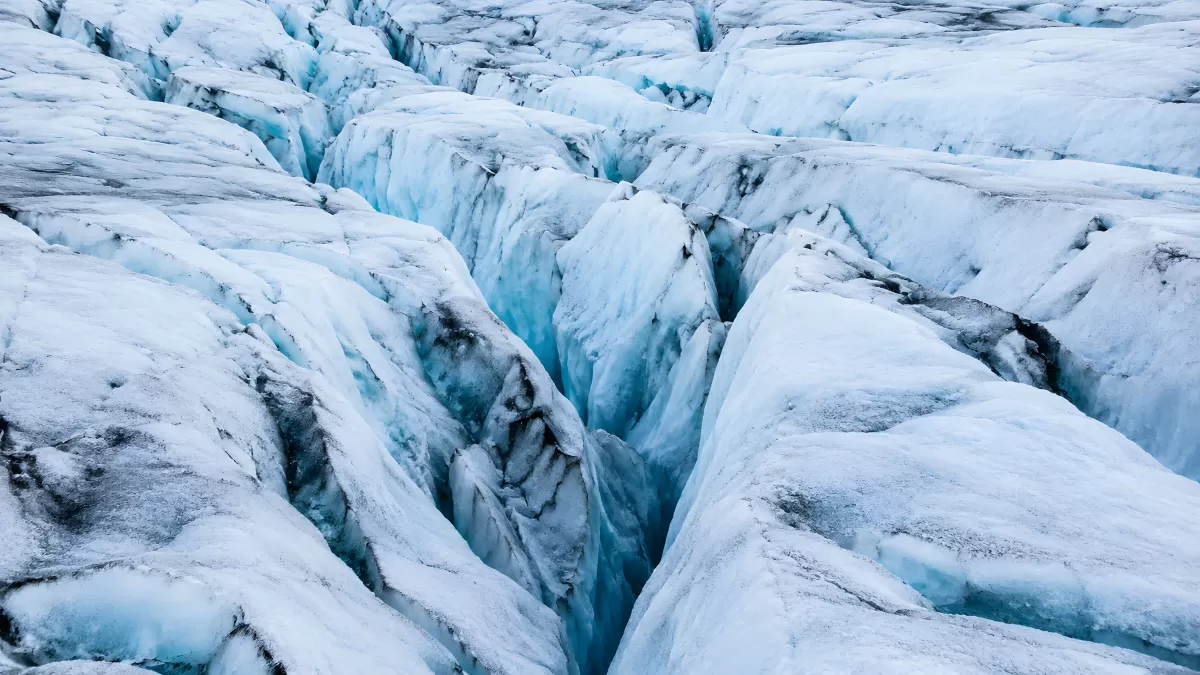 Zerklüfteter Gletscher mit tiefen Eisspalten von oben