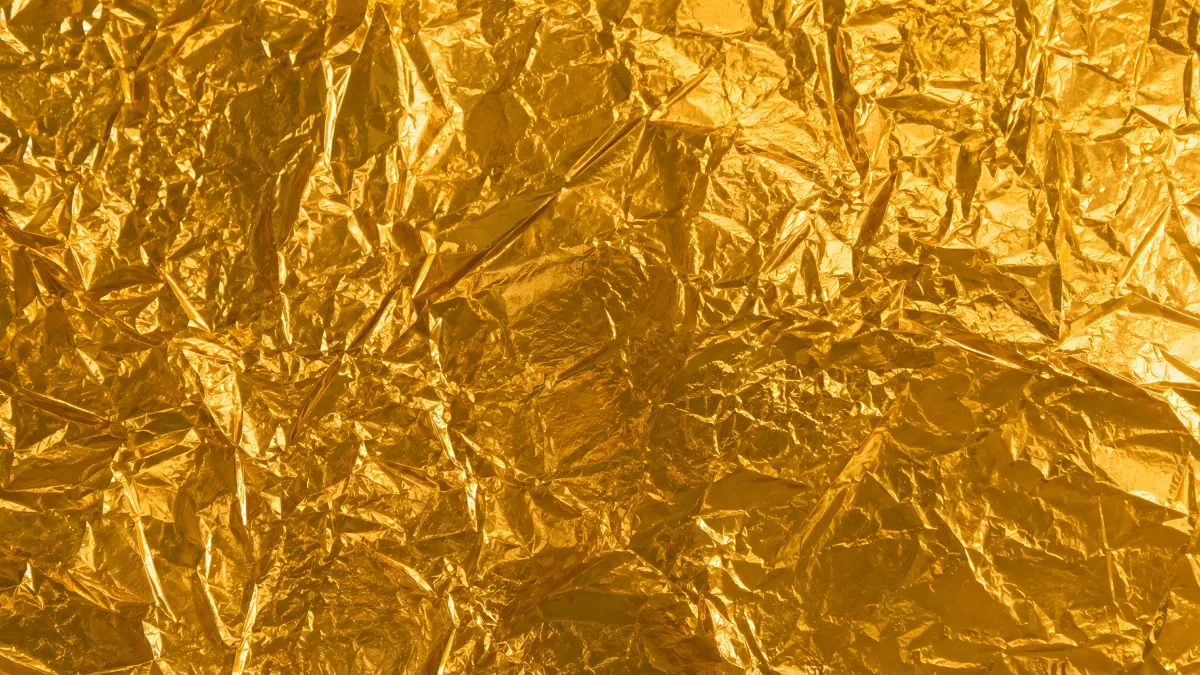 Zerknitterte Goldfolie als glänzende Textur