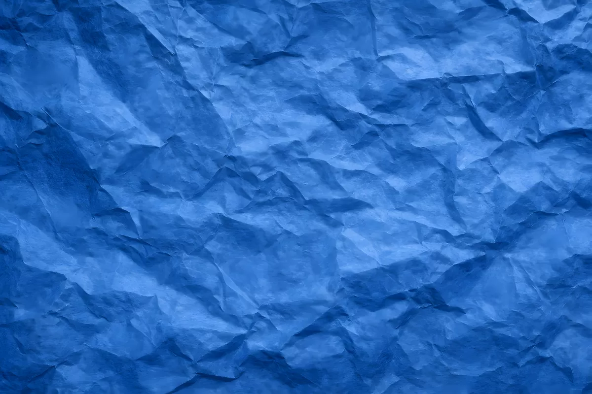 Zerknitterter, blauer Papierhintergrund