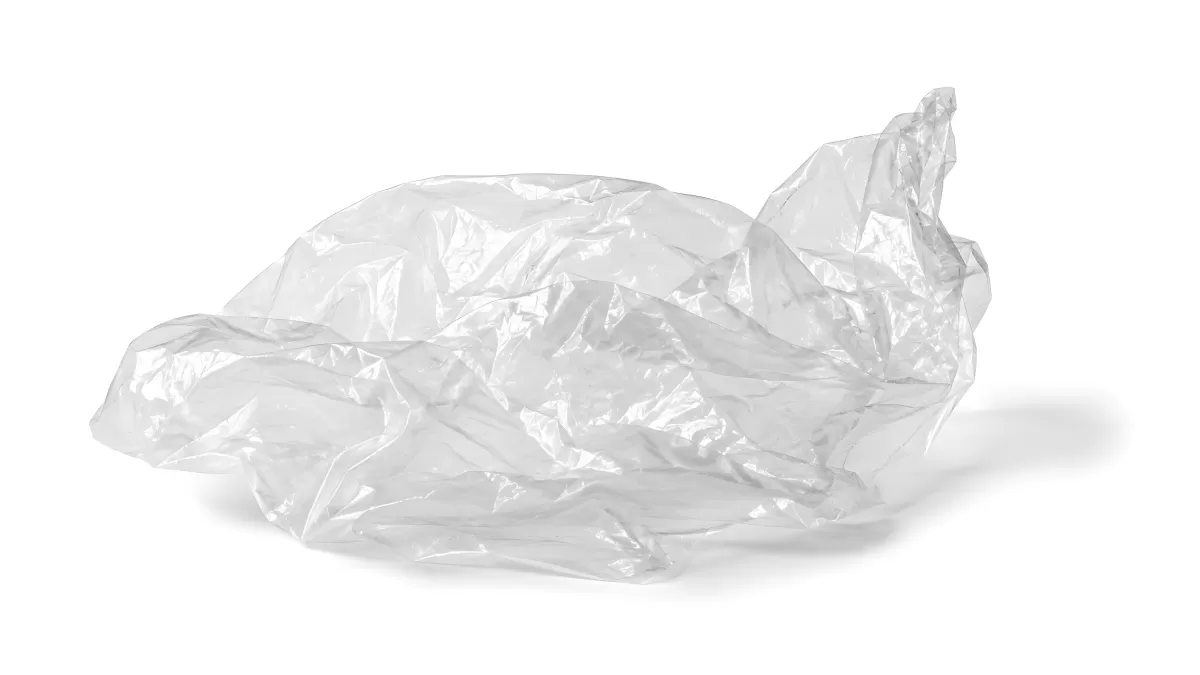 Zerknitterter transparenter Plastikbeutel auf Weiß