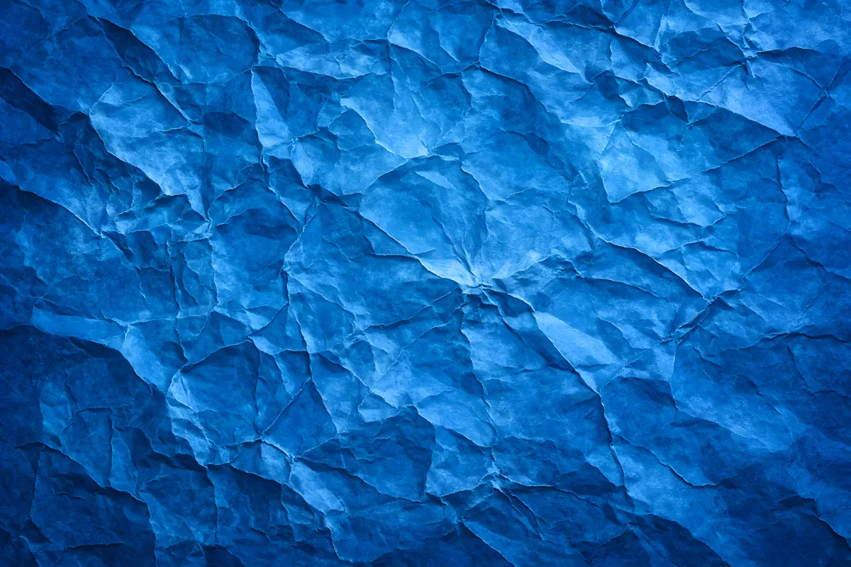 Zerknittertes, eisiges Blau einer Gletscherwand