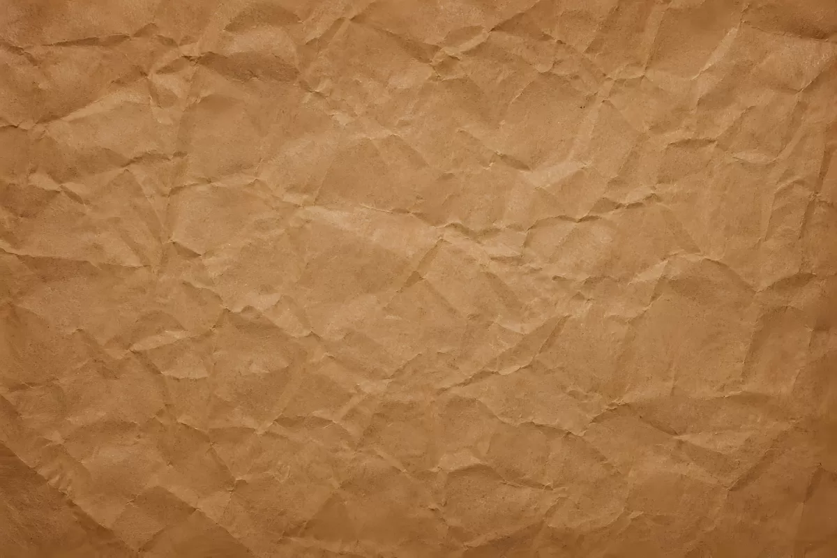 Zerknittertes Packpapier in Braun als Hintergrund