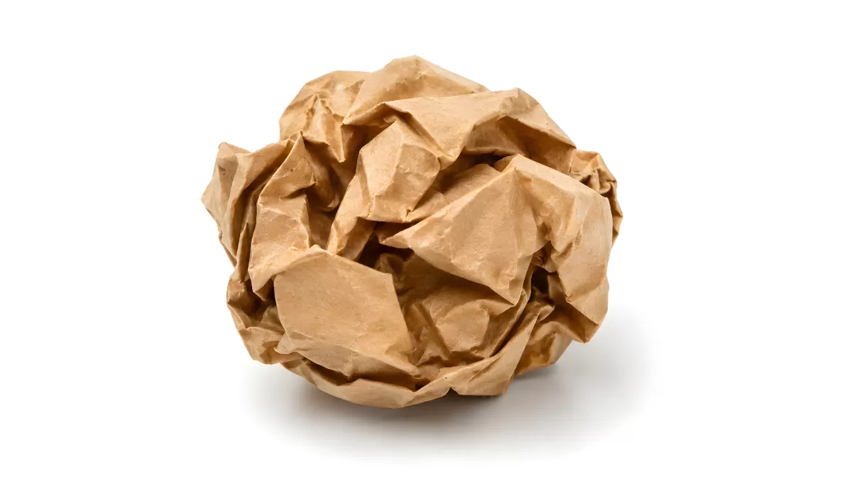 Zerknülltes braunes Papier zu einer Kugel geformt