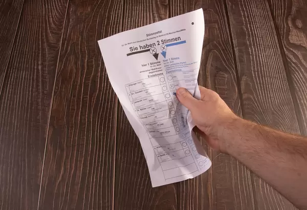 Zerknüllter Stimmzettel zur Bundestagswahl