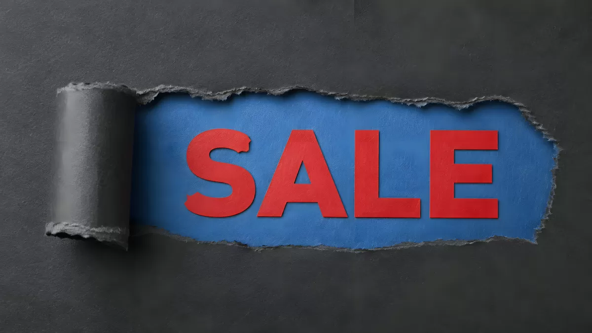 Zerrissenes schwarzes Papier enthüllt blauen Hintergrund mit Sale-Schriftzug