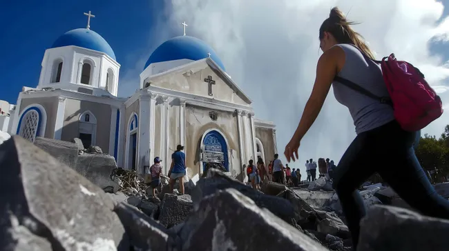 Zerstörte Kirche in Santorini nach Erdbeben - Menschen erkunden Trümmer