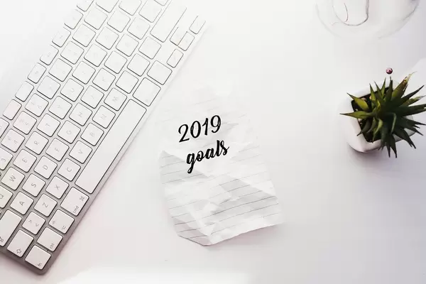 Ziele 2019 - auf geknülltem Papier mit Tastatur auf weißem Hintergrund