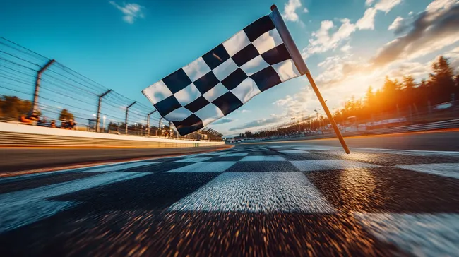 Zielflagge auf Rennstrecke im Sonnenuntergang