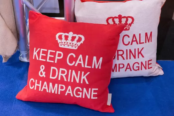 Zierkissen in rot und weiß mit der Aufschrift KEEP CALM & DRINK CHAMPAGNE f