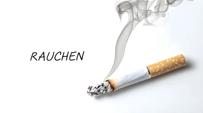 Zigarette mit Rauchschwaden und dem Schriftzug 'Rauchen'