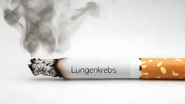 Zigarette mit Rauchschwaden und Lungenkrebs-Aufschrift