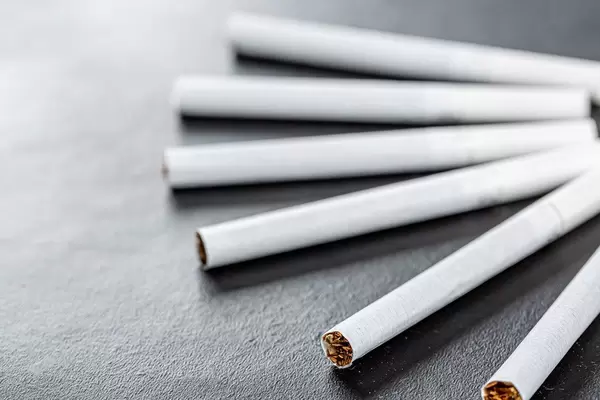 Zigaretten mit schwarzem Hintergrund in der Nahaufnahme