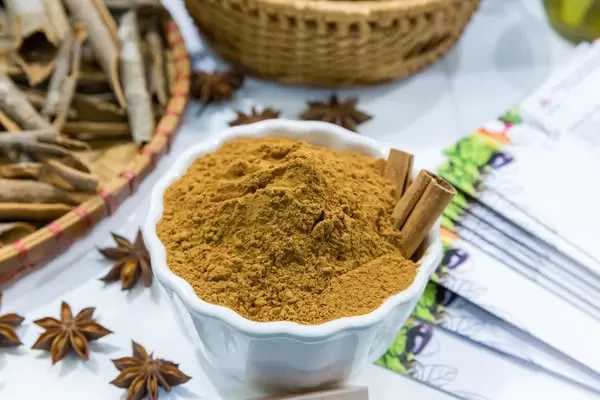 Zimtpulver in einer Porzellanschale