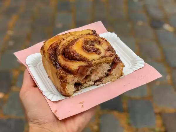 Zimtschnecke mit Rhabarber