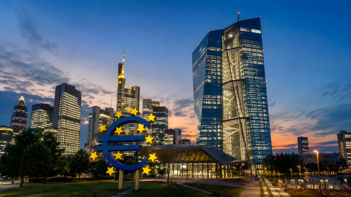 Zinswende: Euro-Zeichen vor der EZB in Frankfurt am Abend