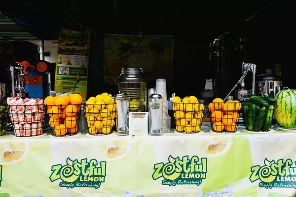 Zitrone, Orangen, Gurken und Melonen verkauft auf einem Limonadenstand auf die Straße