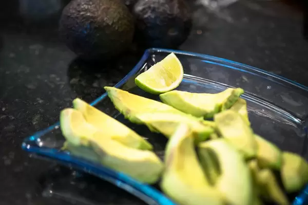 Zitronenstückchen und Avocadostückchen im Teller