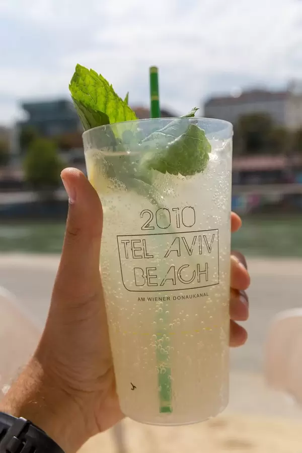 Zitronenwasser mit Minze am Tel Aviv Beach in Wien