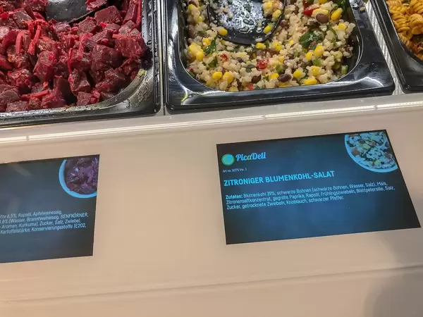 Zitroniger Blumenkohl-Salat von Picadeli, mit Mais, schwarzen Bohnen, Zitronensaft, Blattpetersilie, Zwiebeln, Knoblauch und Frühlingszwiebeln