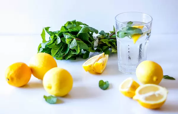 Zitrusgetränk mit aromatischen Blättern und ganzen Zitrusfrüchten