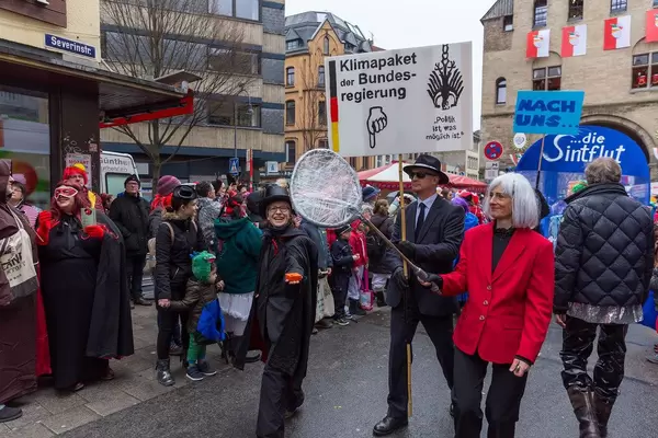 Zoch vor dem Zoch in Köln: ATTAC-Köln, Occupy-Cologne und Pappnasen-Rotschwarz mit Schild "Klimapaket der Bundesregierung"