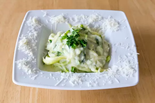 Zoodles mit Blumenkohl und Parmesan