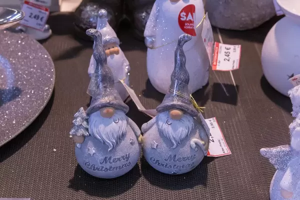 Zottelbärtige Weihnachtsdeko in grau und silber mit "Merry Christmas" Schriftzug