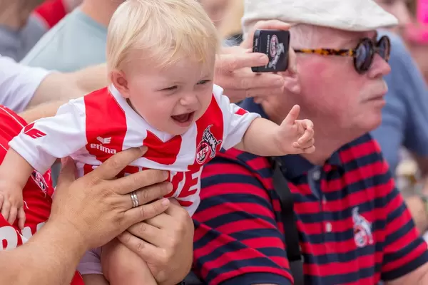 Zu jung um laufen zu können, aber alt genug um 1. FC Köln Fan zu sein