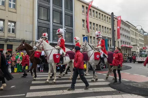 Zu Pferd beim Rosenmontagszug - Kölner Karneval 2018