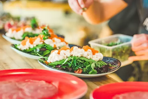 Zubereitung eines Meeresfrüchtesalats mit Lachscreme und Fischeiern