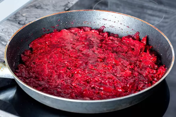 Zubereitung eines Suppendressings in der Pfanne, mit roter Beete