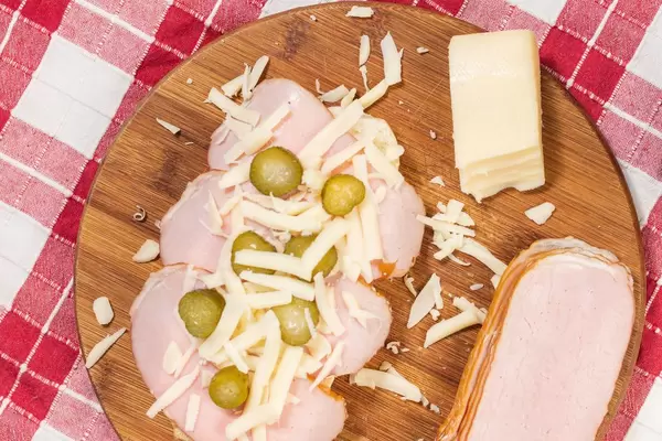 Zubereitung hausgemachtes Sandwich aus Schinken, geriebenem Käse und Gewürzgurken