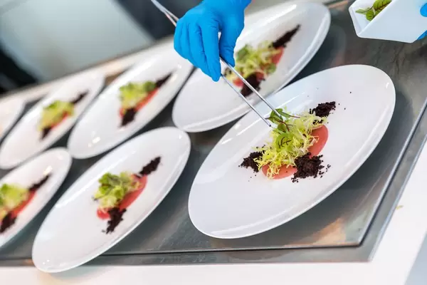 Zubereitung von Crudo Nicoise im Chino Latino Restaurant