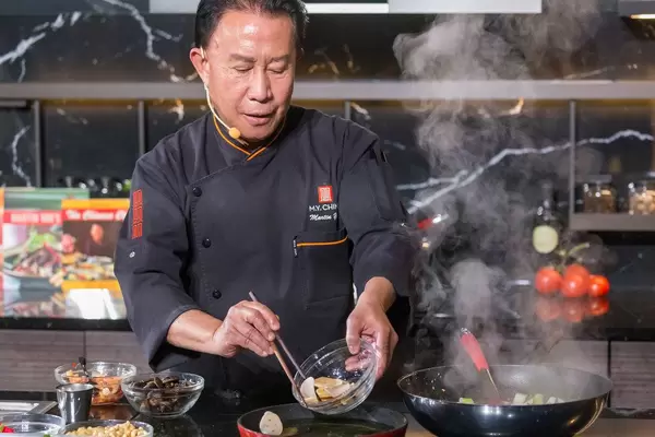 Zubereitung von frittierten Krabbenchips während einer Kochshow vor Livepublikum